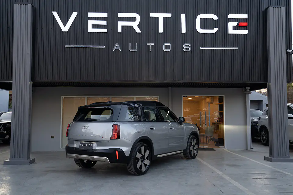 MINI Countryman S All4 2.0 Favoured — foto 8 de 40