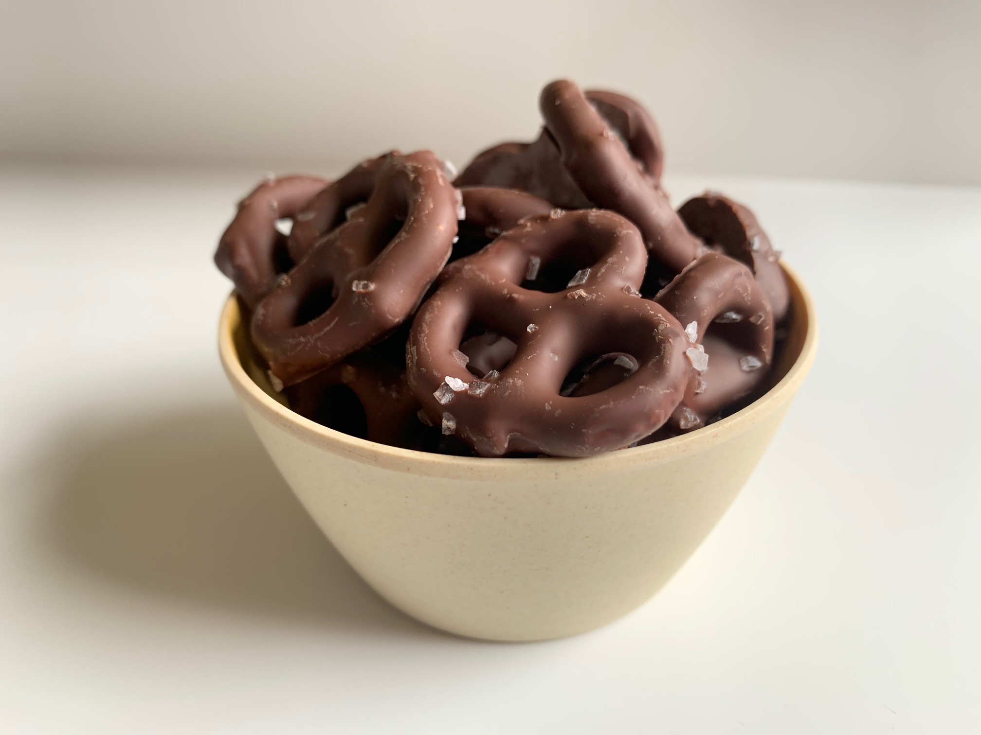 Pretzels cubiertos de chocolate y sal marina x 300gr