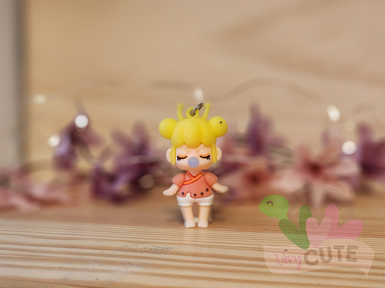 Llavero de niña que come chicle 2