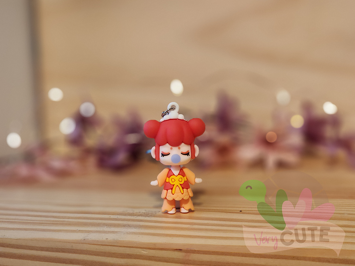 Llavero de niña que come chicle 1