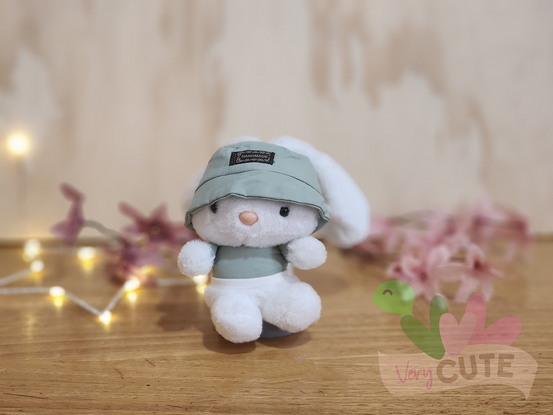 Llavero Peluche Conejito con Gorro 3