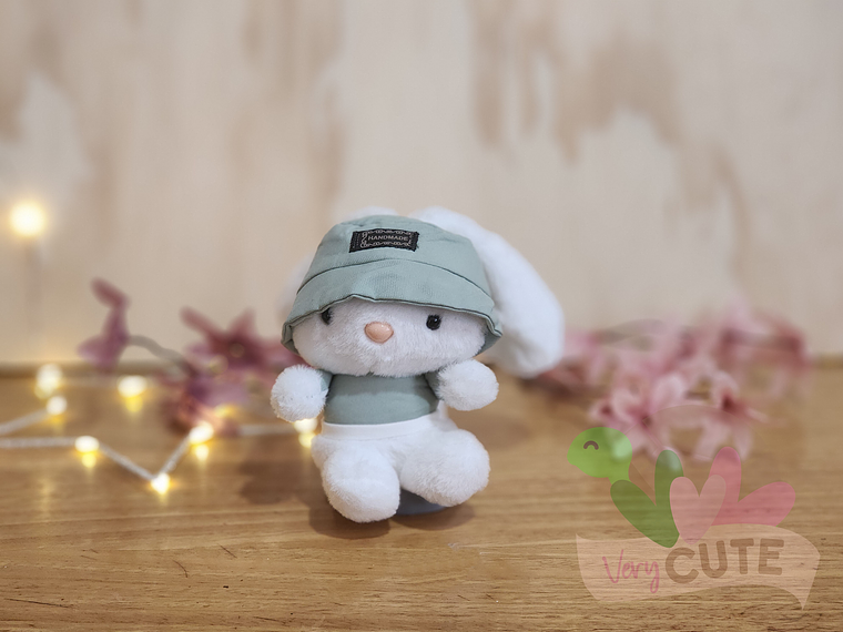 Llavero Peluche Conejito con Gorro 3