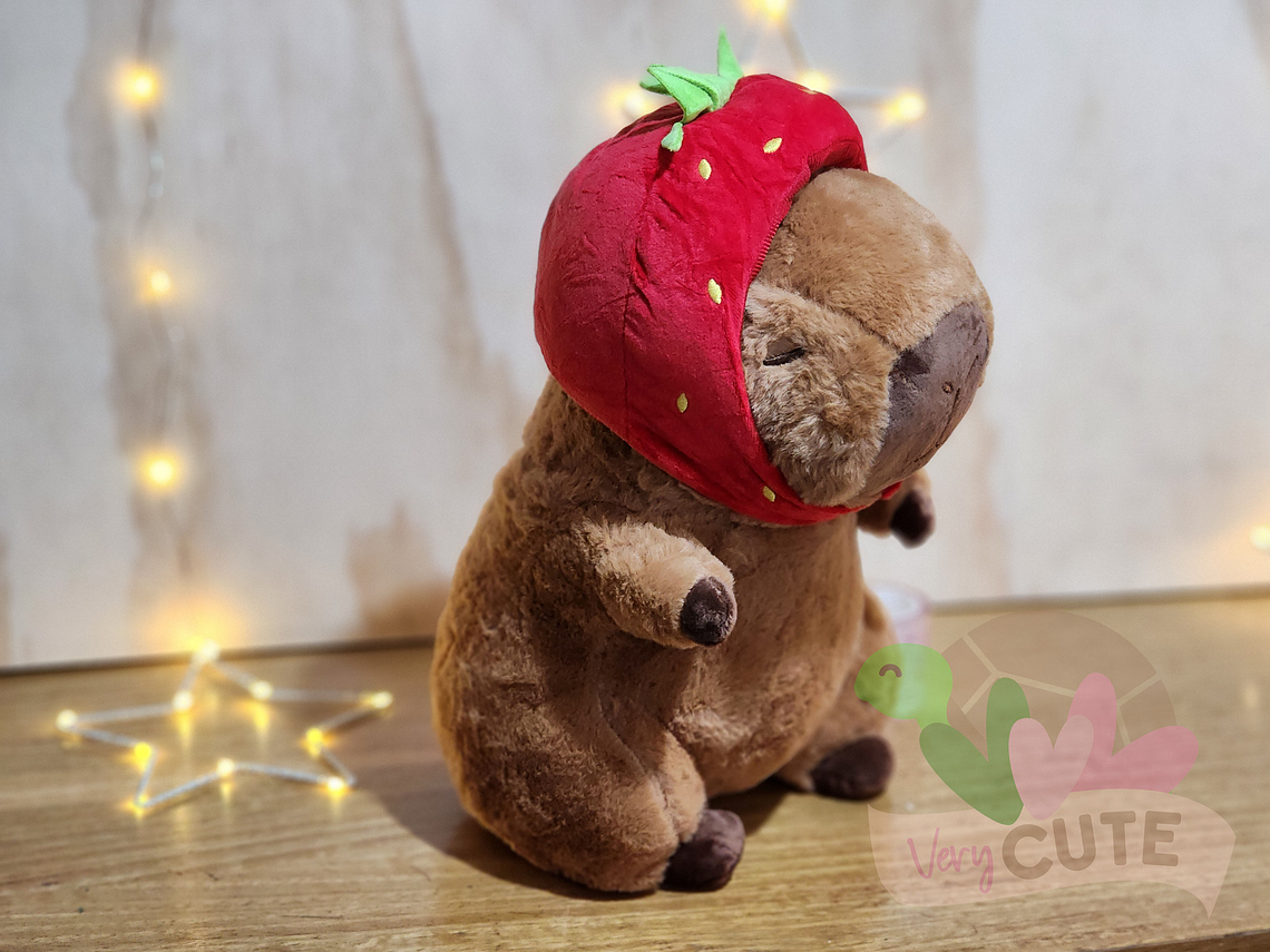 Peluche Capybara con Gorrito de Frutilla 1