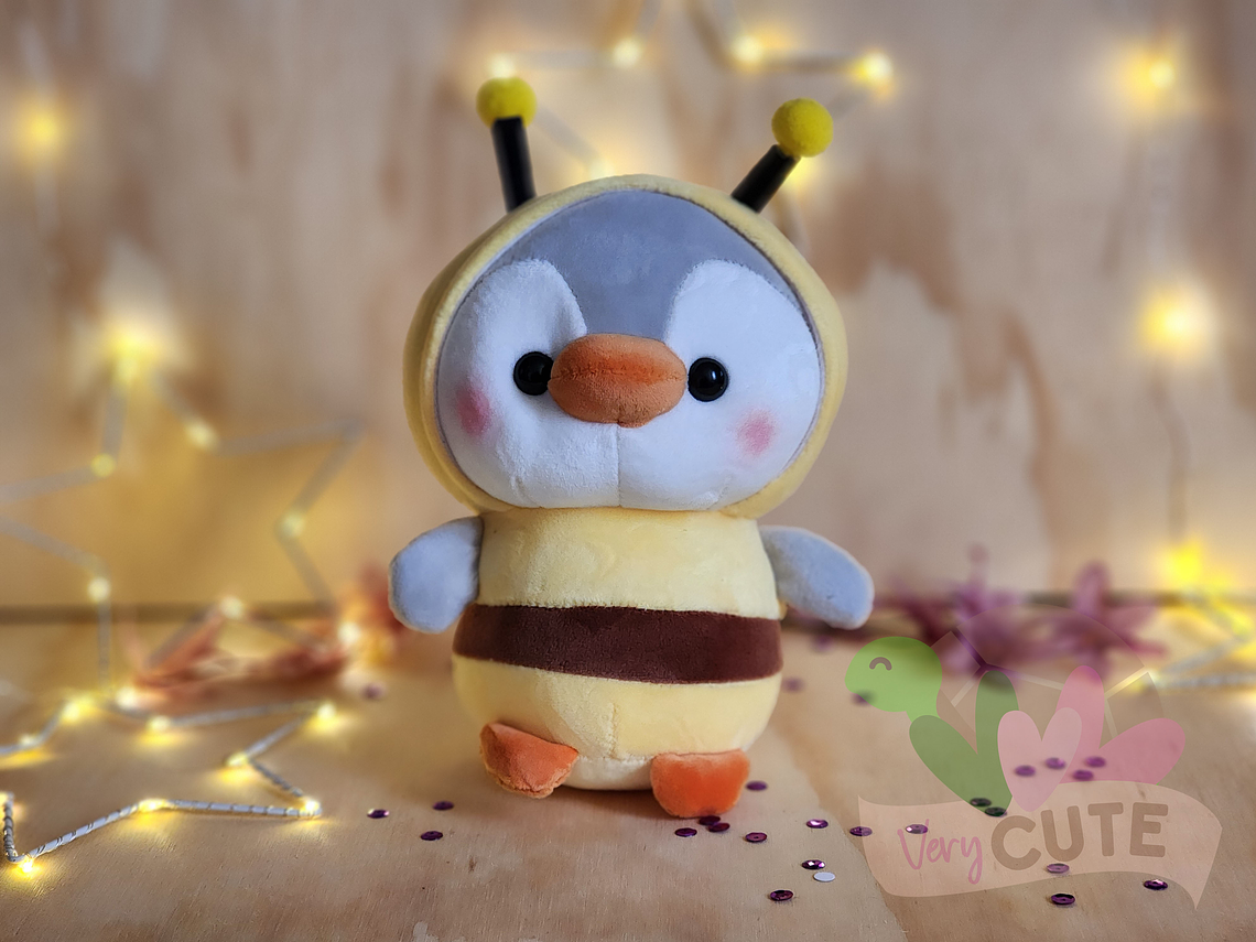 Peluche Pingüino Disfrazado 1