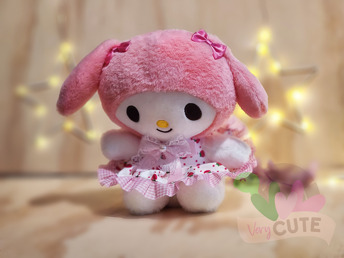 Peluche Personajes Sanrio - Trajes con Frutilla 4
