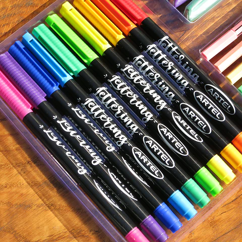 Set lettering Artel
