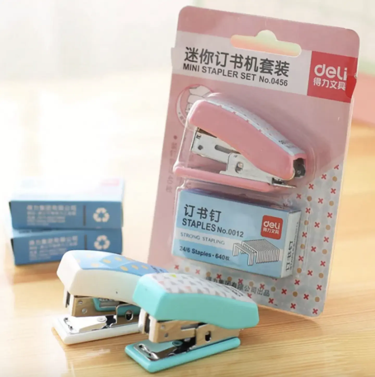 Mini corchetera Deli 3