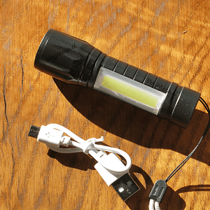 Mini linterna recargable con caja