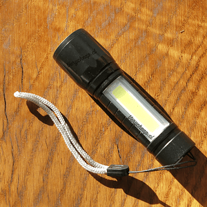 Mini linterna recargable con caja