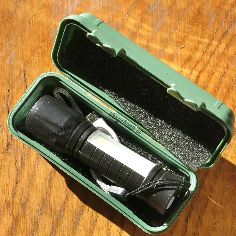 Mini linterna recargable con caja 3
