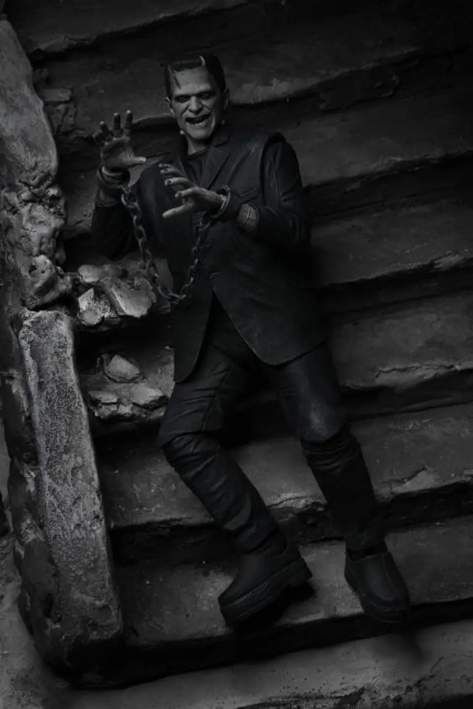 ULTIMATE FRANKENSTEIN'S MONSTER (BLACK & WHITE) - UNIVERSAL MONSTERS 5
