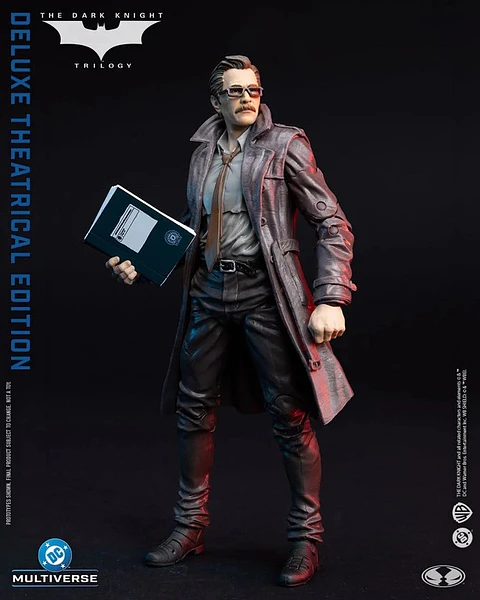[PREVENTA] COMMISSIONER JAMES GORDON - THE DARK KNIGHT (2008) - THEATRICAL DELUXE - DC MULTIVERSE
