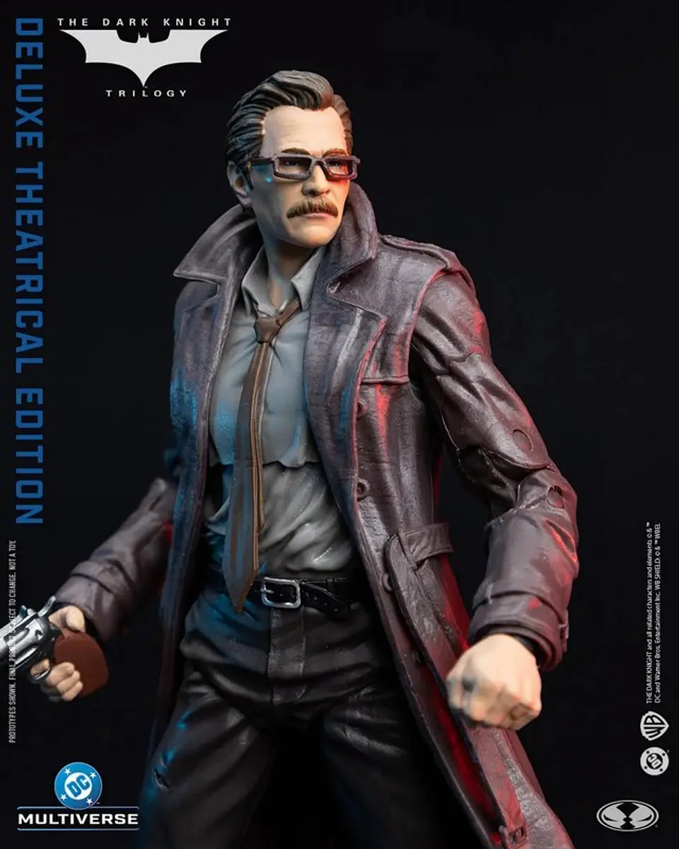 [PREVENTA] COMMISSIONER JAMES GORDON - THE DARK KNIGHT (2008) - THEATRICAL DELUXE - DC MULTIVERSE 3