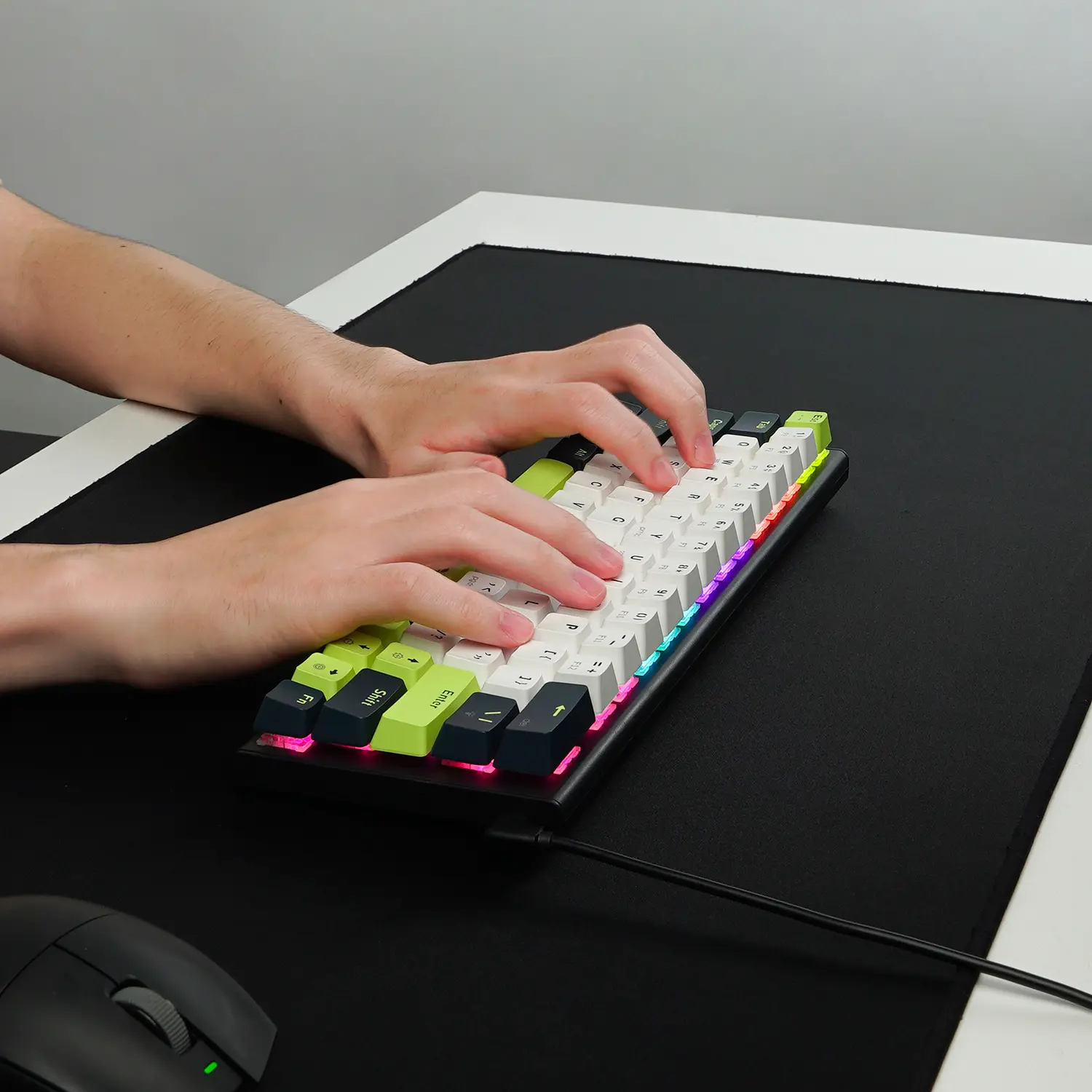 Teclado mecánico Fantech ATOM63 RGB MORI white MK874V2 factor 60% Sw blue 7