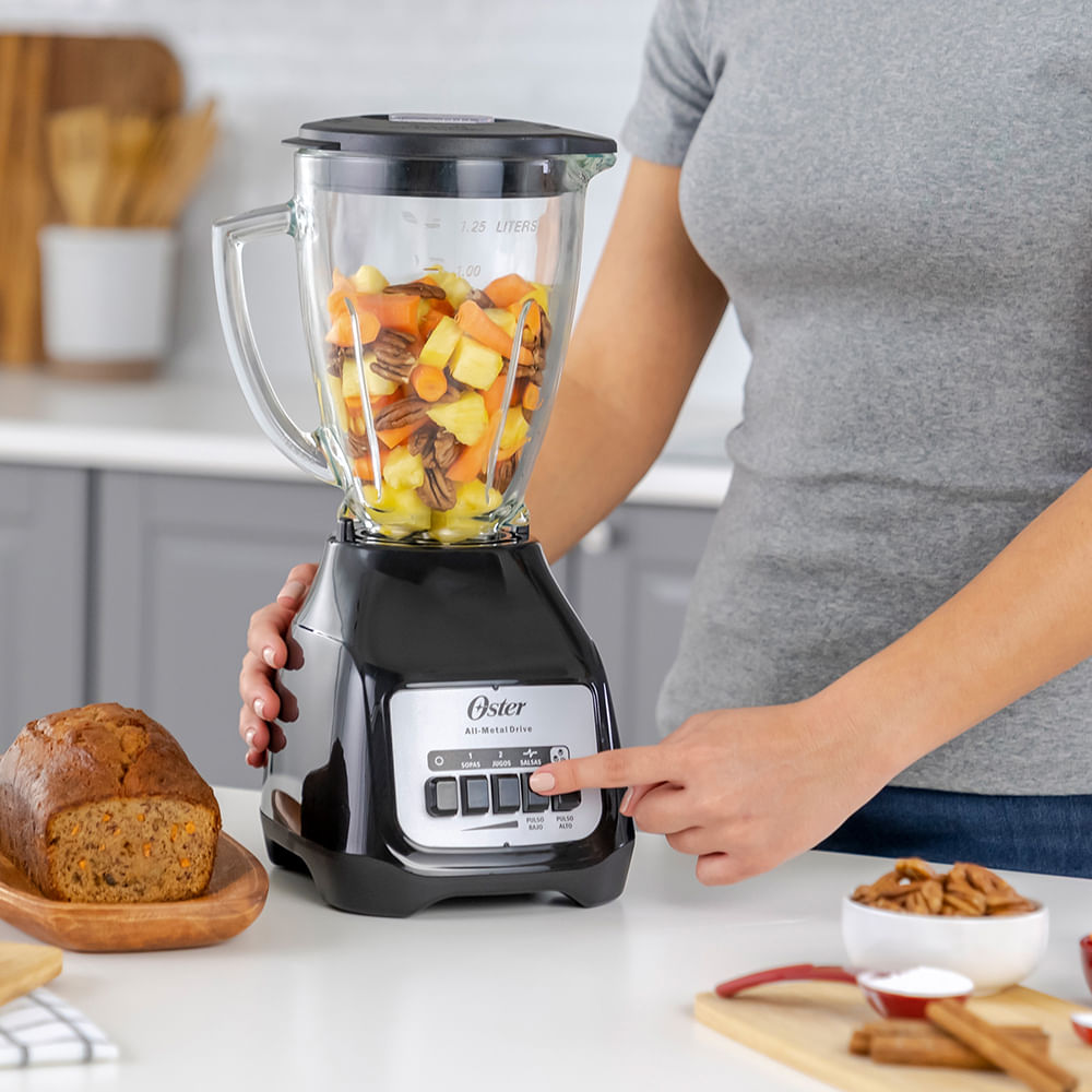 Licuadora Oster® 2 velocidades más pulso y vaso de vidrio BLSTKAGBPB 9