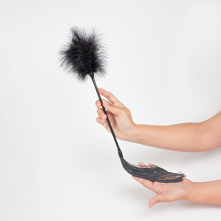 ESPANADOR DE PLUMAS E CHICOTE PRETO SECRET PLAY 1