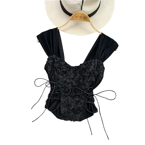 Crop Top De Moda Con Encaje Y Mangas Cortas