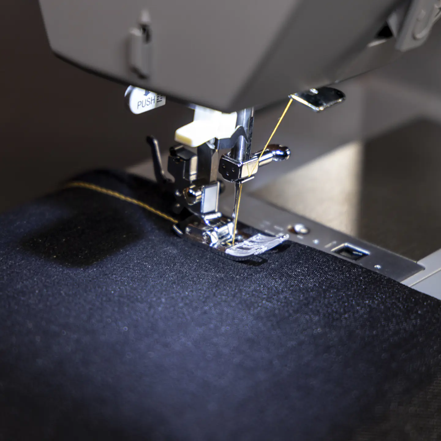 Máquina de coser Singer computarizada HD6805C Heavy Duty 8