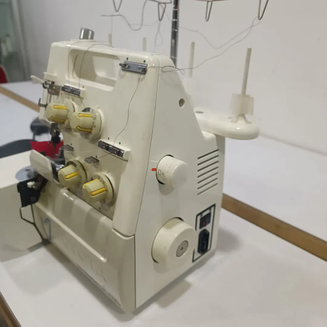 Máquina de coser Overlock Toyota SL1T 2