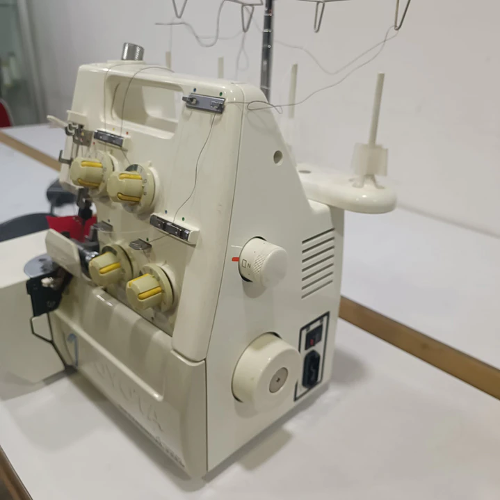 Máquina de coser Overlock Toyota SL1T 2