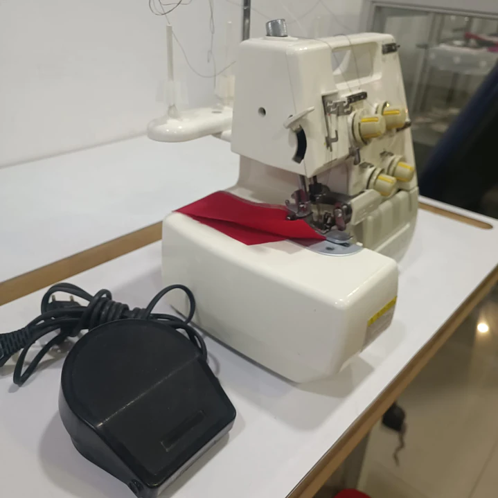Máquina de coser Overlock Toyota SL1T 4