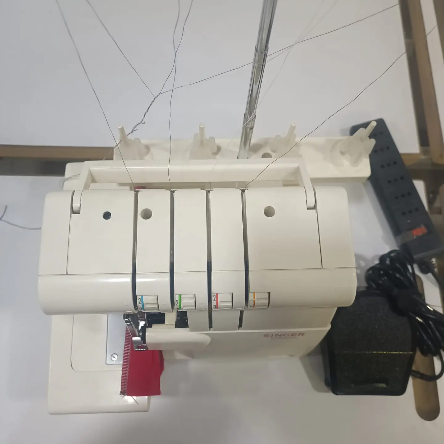 Máquina de coser Overlock Singer 14SH654 2