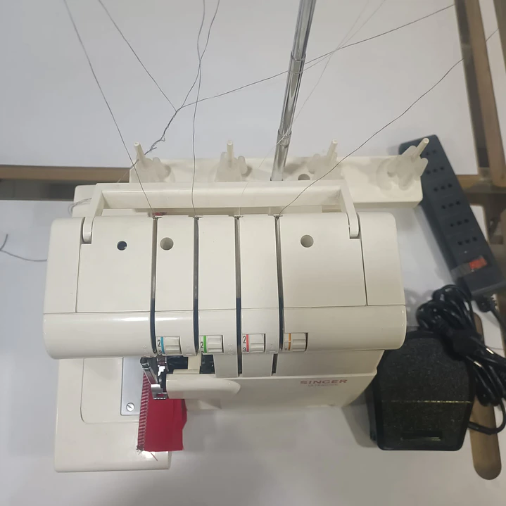 Máquina de coser Overlock Singer 14SH654 2