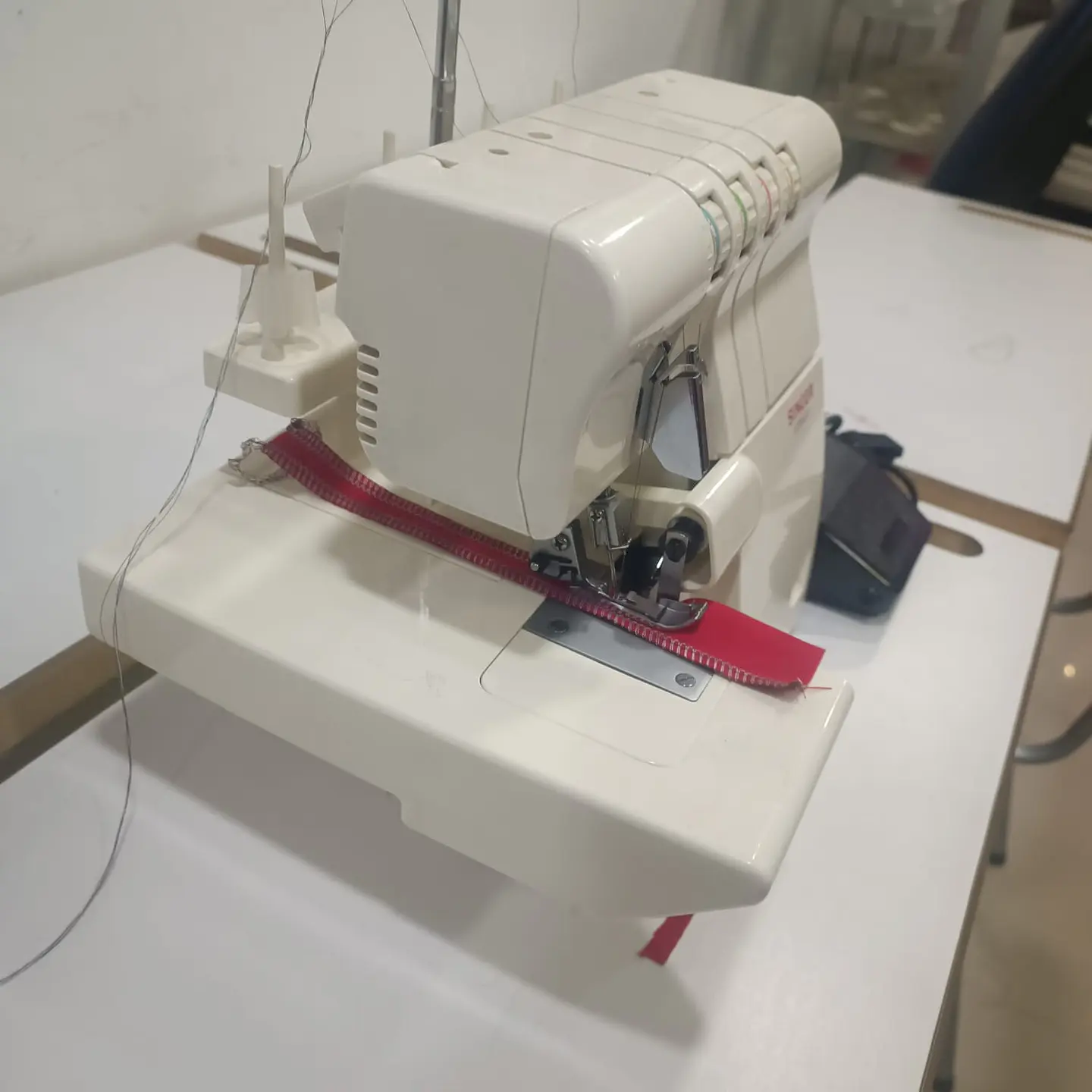 Máquina de coser Overlock Singer 14SH654 3