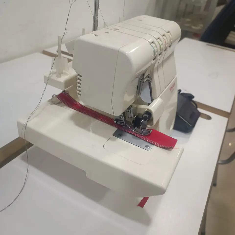 Máquina de coser Overlock Singer 14SH654 3