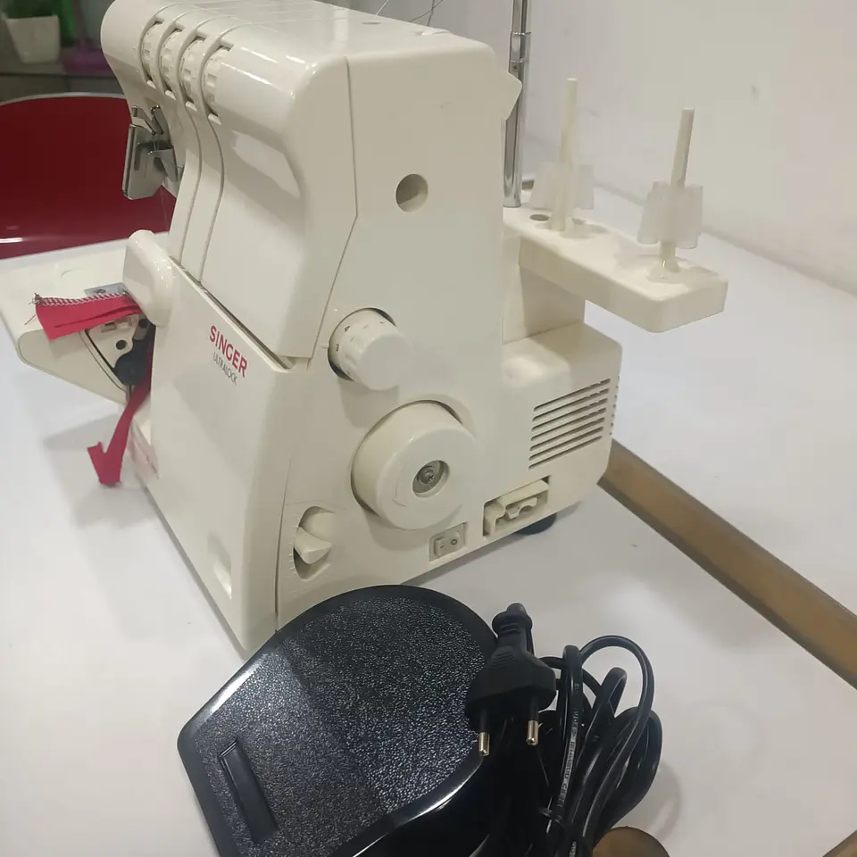 Máquina de coser Overlock Singer 14SH654 4