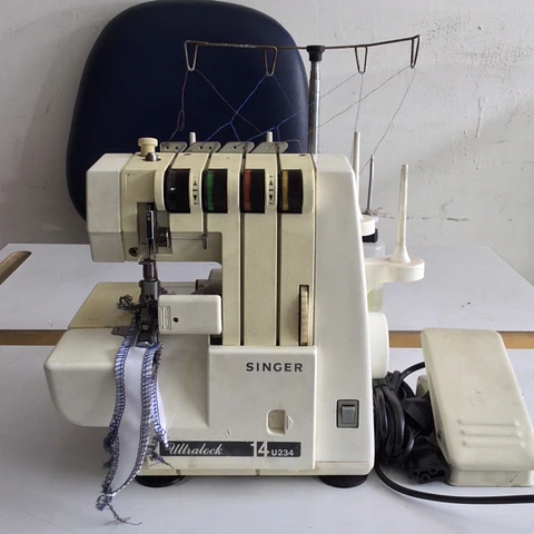 Máquina de coser Overlock 14U234
