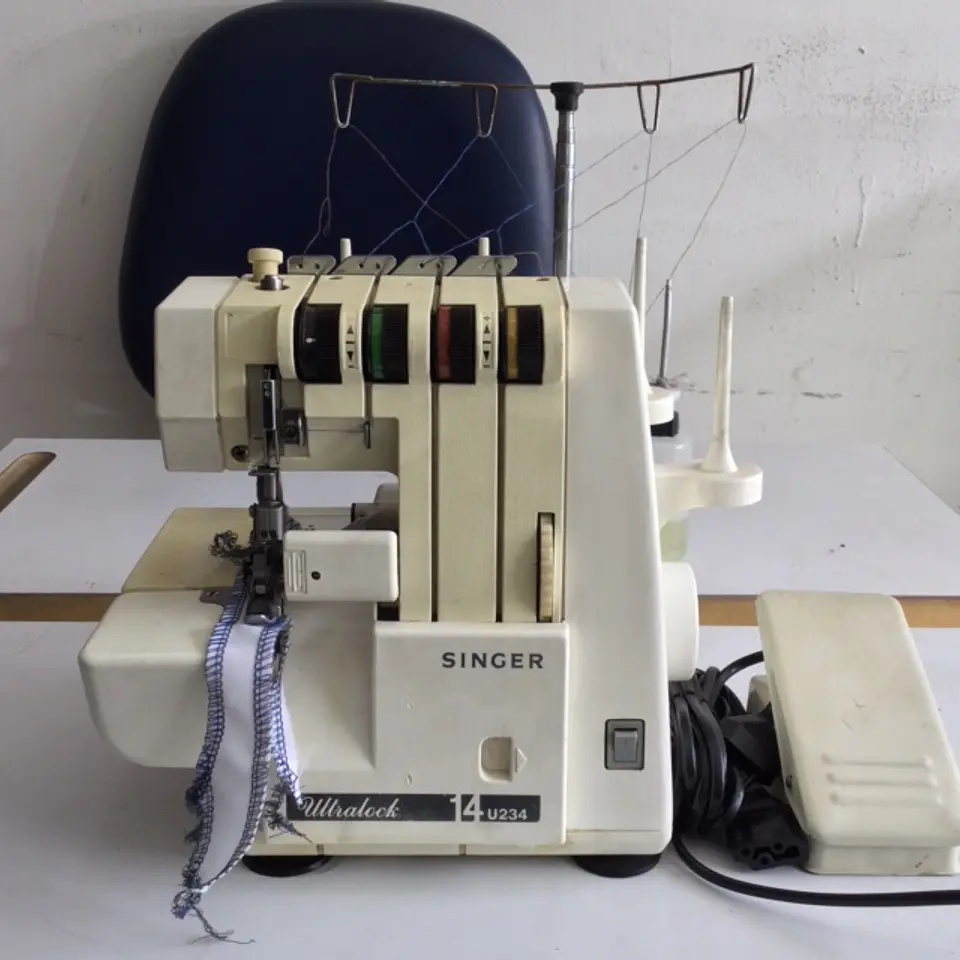 Máquina de coser Overlock 14U234 1