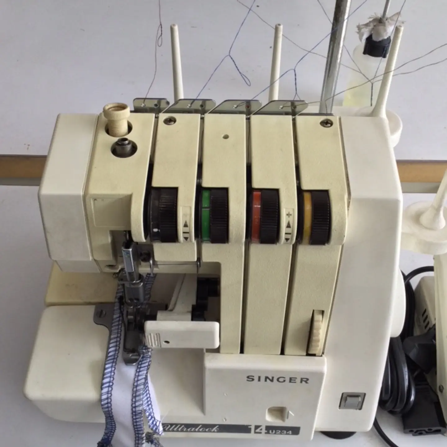 Máquina de coser Overlock 14U234 2