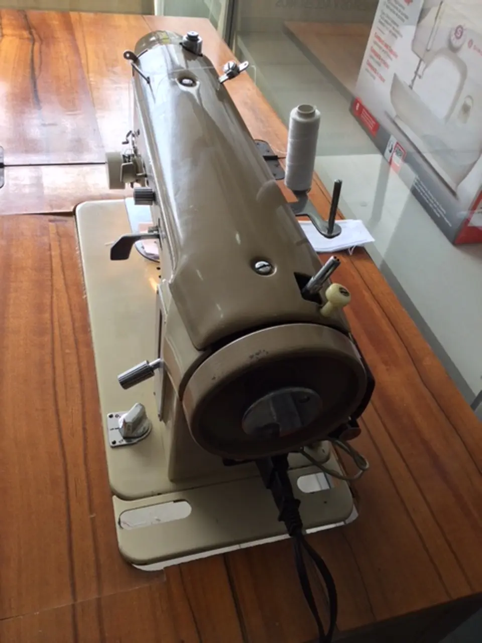 Máquina de coser Remington Recta Zig Zag con mueble 3