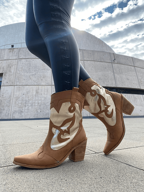 Victoria Camel Con Folia Dorada