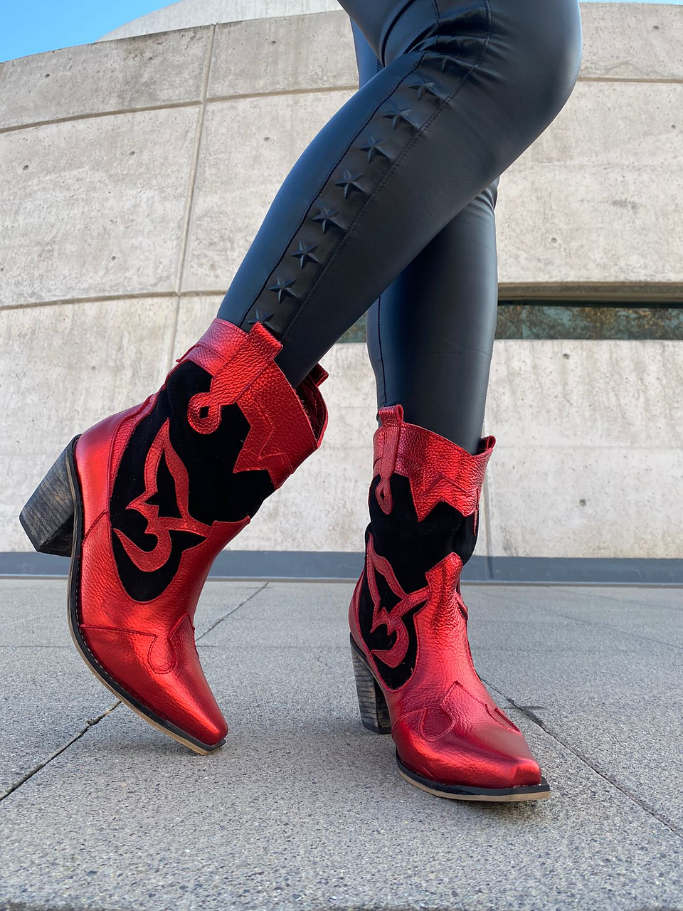 Victoria Cuero Rojo Metalizado Con Reno Negro 2