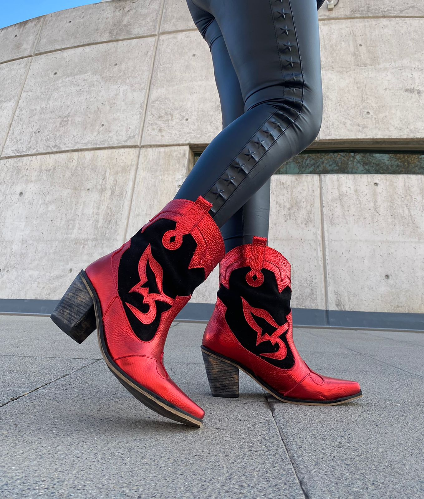 Victoria Cuero Rojo Metalizado Con Reno Negro 3