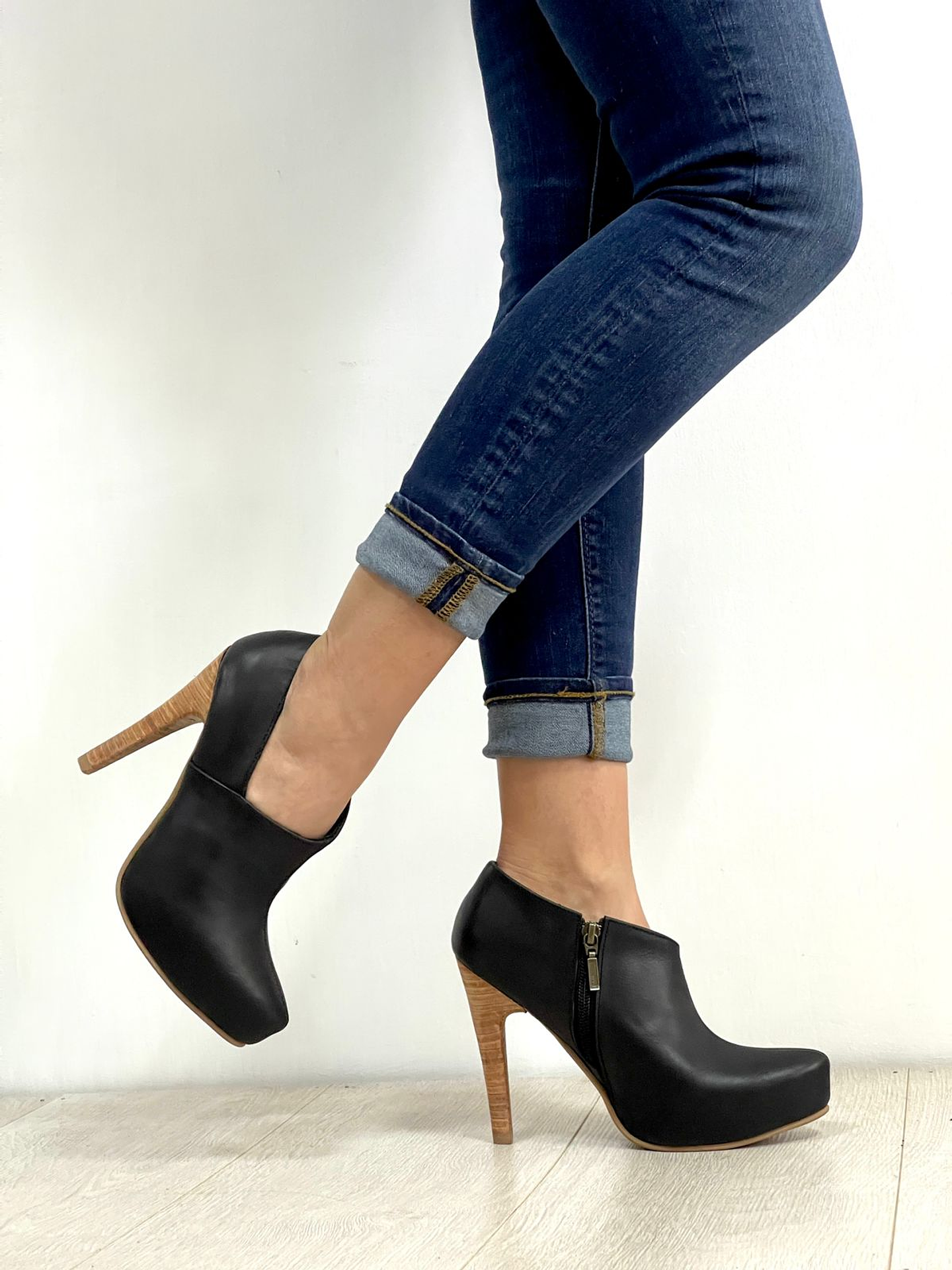 Helena Cuero Negro 9