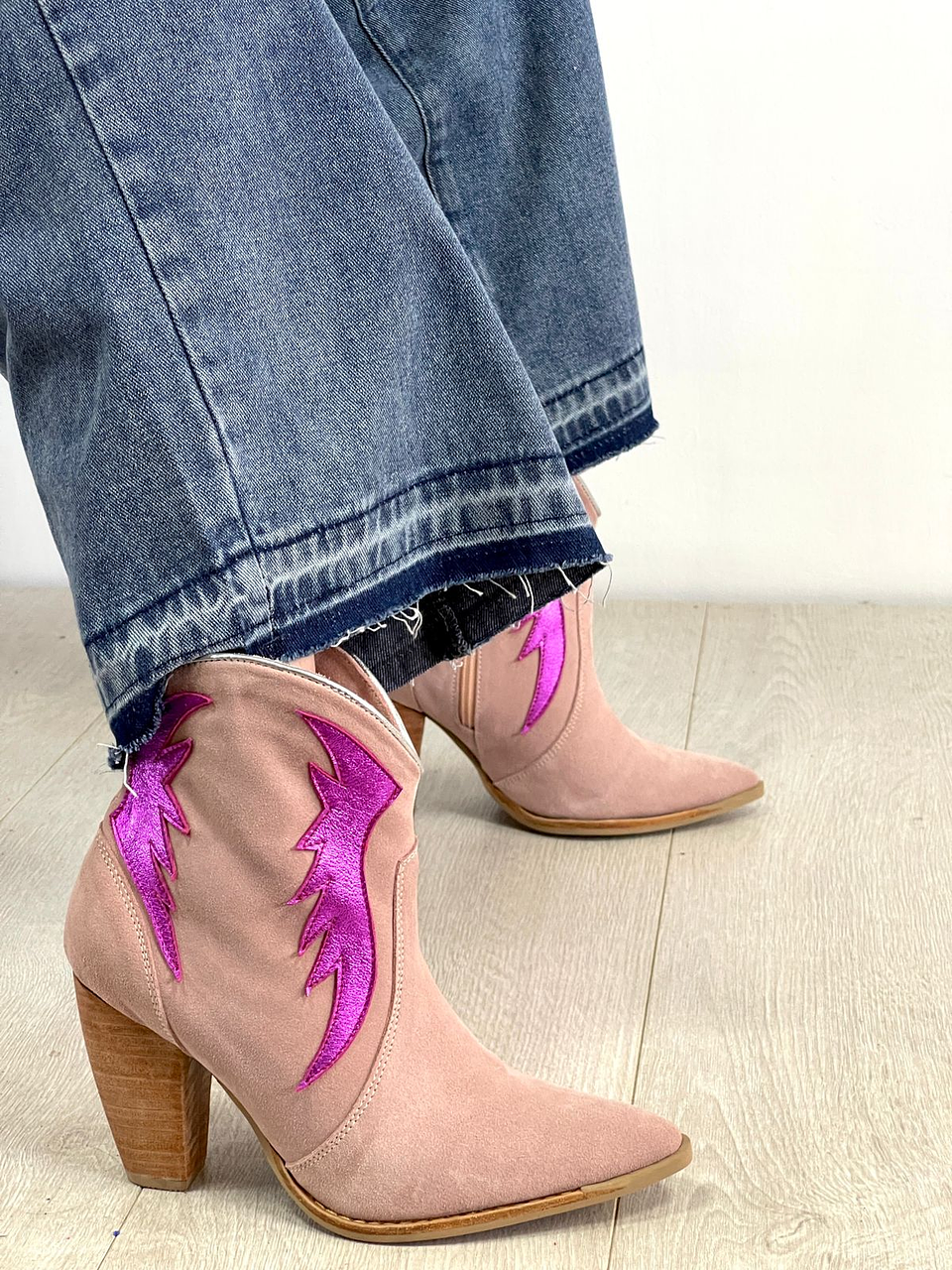 Paula Reno Rosado Alas Fucsia Metalizado 1