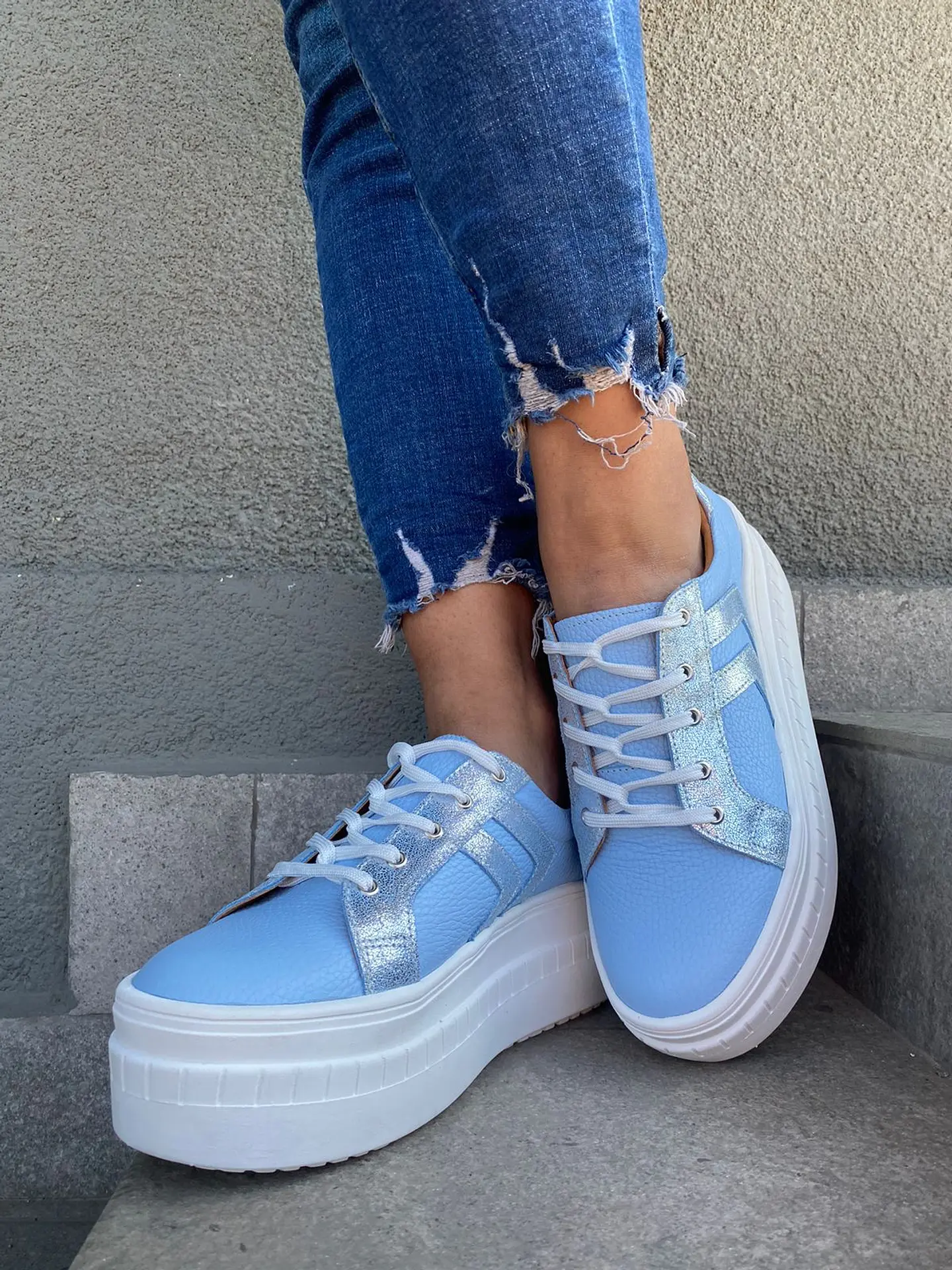 Rafaella Cuero Celeste con Lineas Plata 1