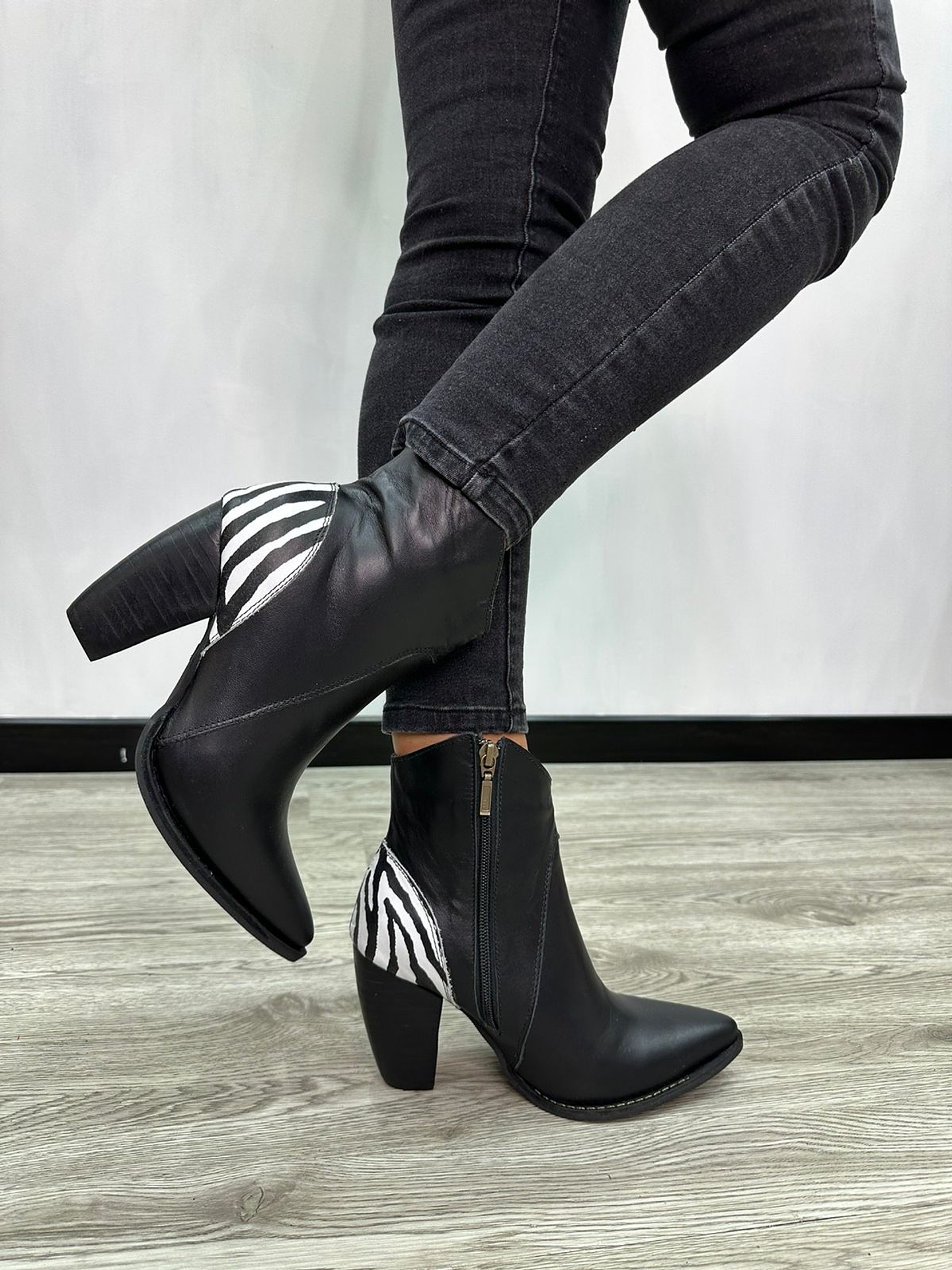 Paula Cuero Negro Talón Cebra 1