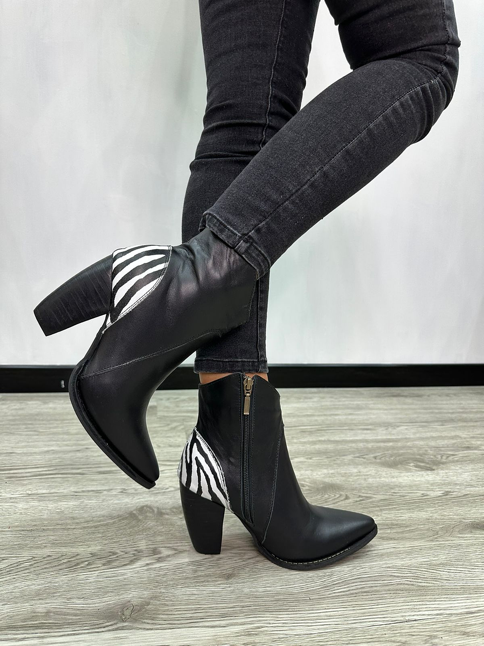 Paula Cuero Negro Talón Cebra 1