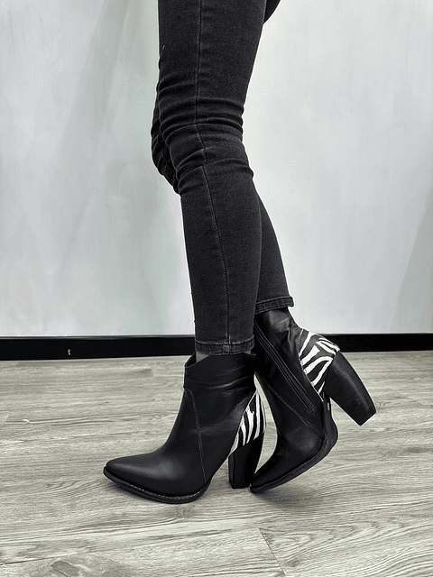 Paula Cuero Negro Talón Cebra