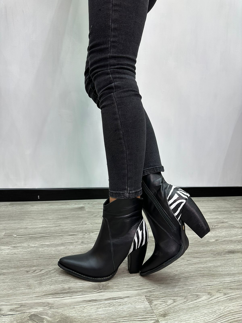 Paula Cuero Negro Talón Cebra 2