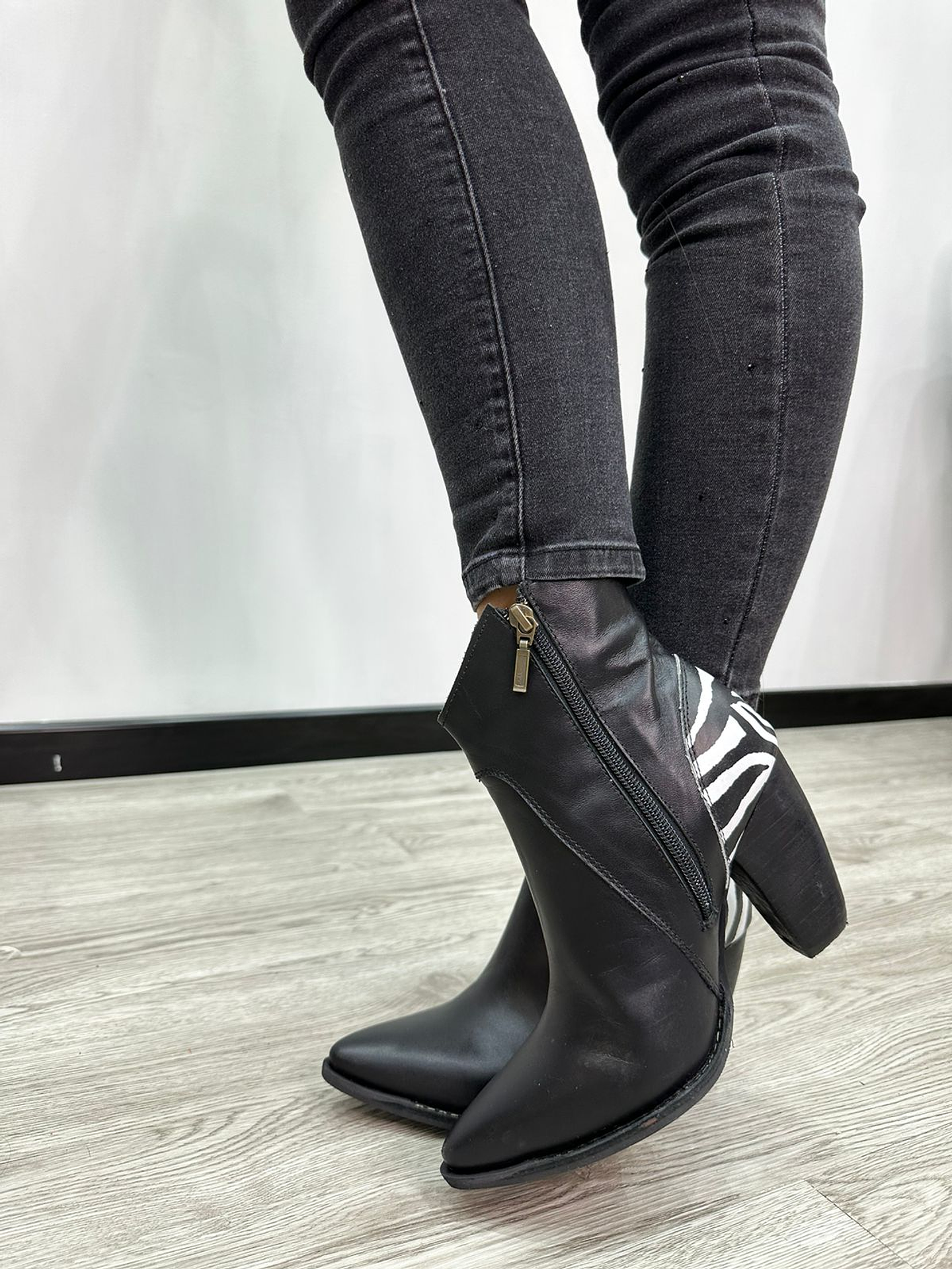 Paula Cuero Negro Talón Cebra 3