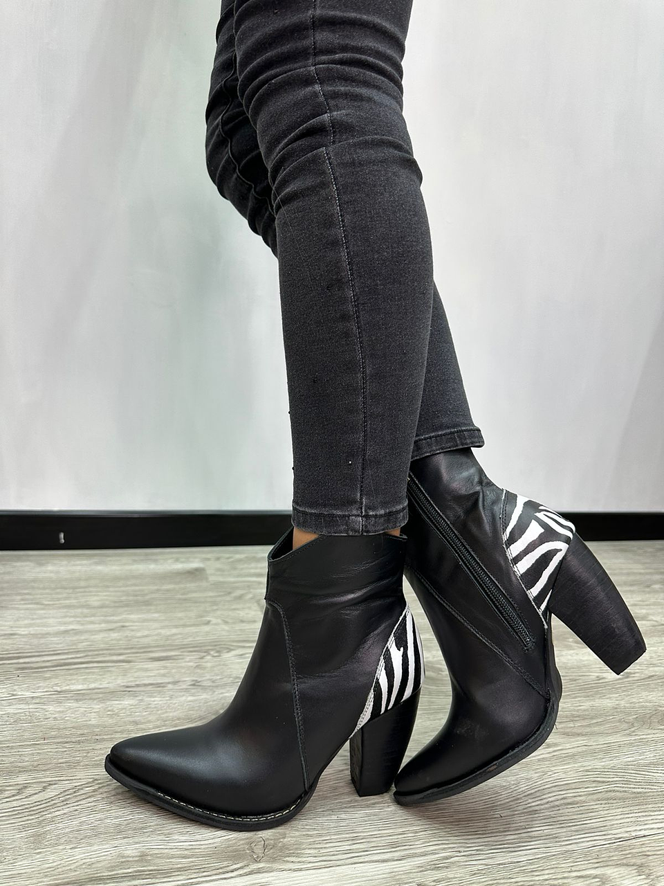 Paula Cuero Negro Talón Cebra 4