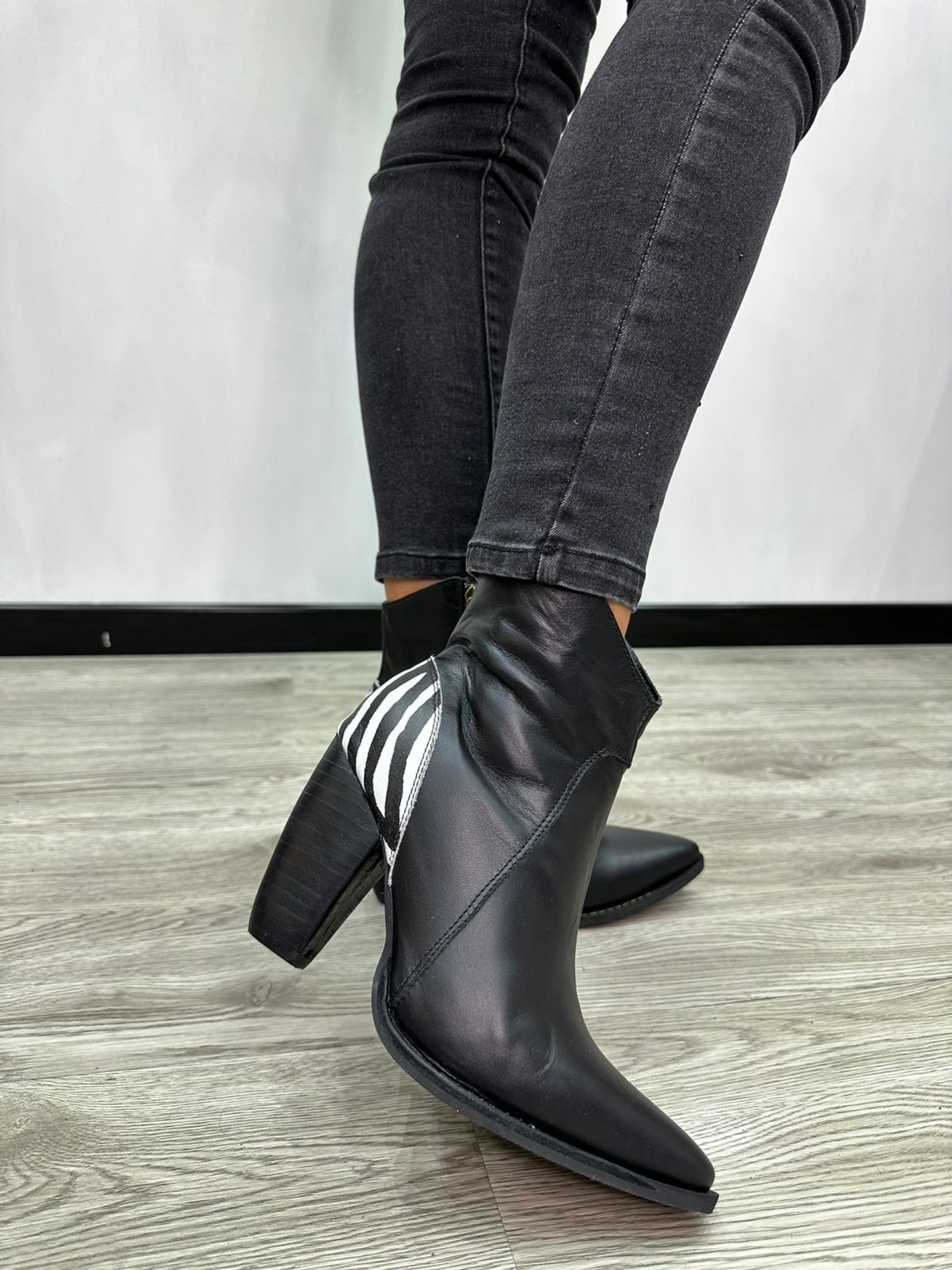 Paula Cuero Negro Talón Cebra 5