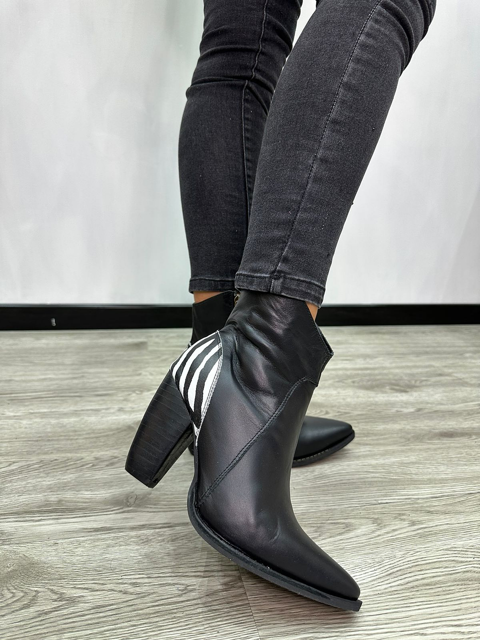 Paula Cuero Negro Talón Cebra 5