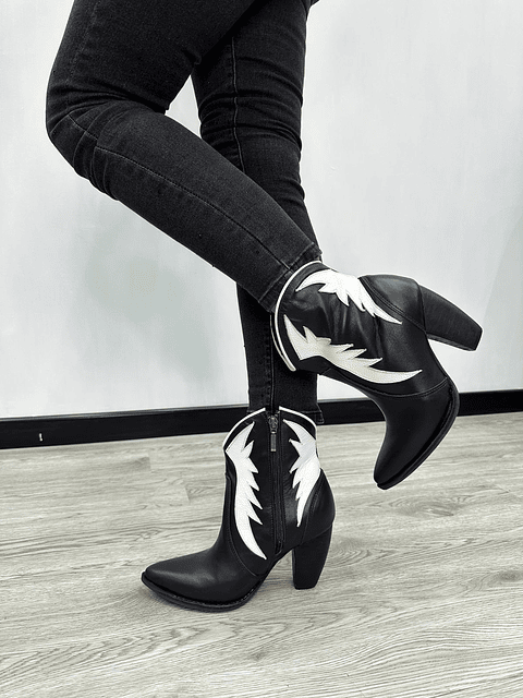 Paula Cuero Negro Alas Blancas