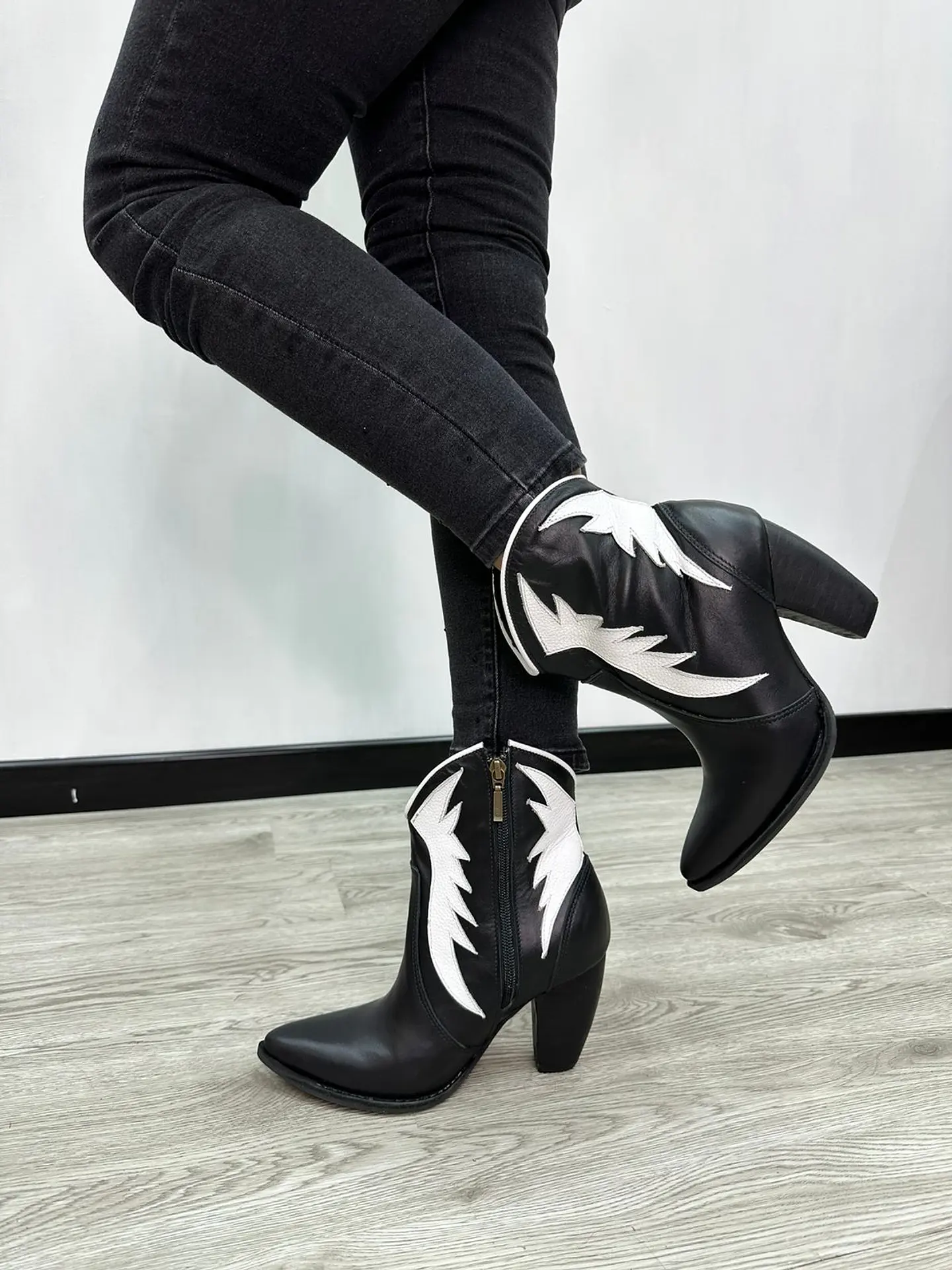 Paula Cuero Negro Alas Blancas 1